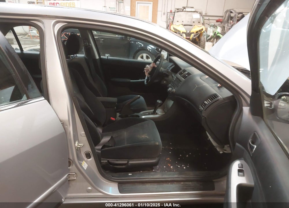 2005 HONDA ACCORD 2.4 EX VIN: 1HGCM56705A033084
