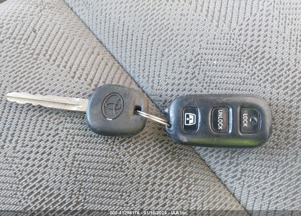 2005 TOYOTA SEQUOIA SR5 V8 VIN: 5TDBT44A75S236420