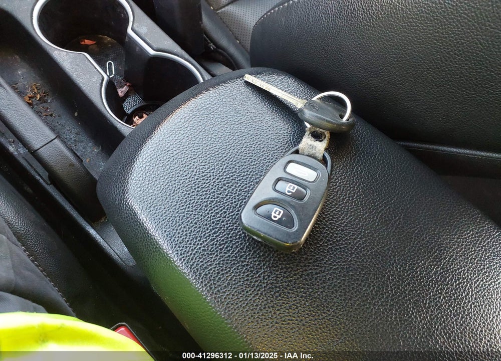 2014 HYUNDAI ELANTRA VIN: 5NPDH4AE2EH469418
