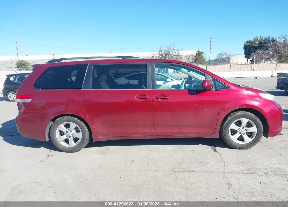 2013 TOYOTA SIENNA LE V6 8 PASSENGER VIN: 5TDKK3DC9DS311406