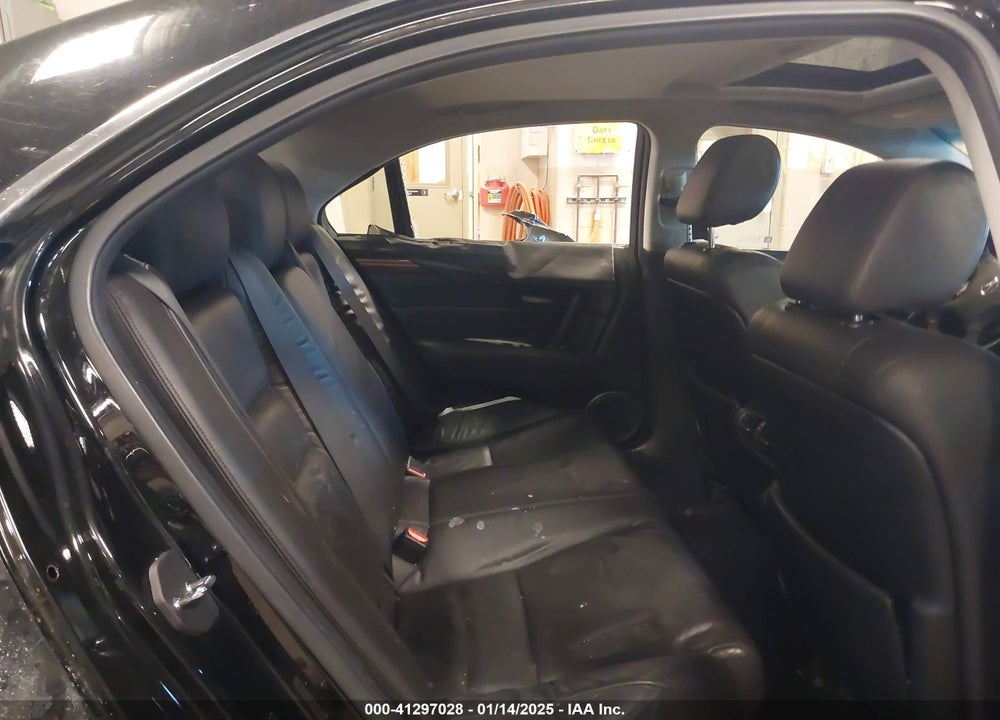 2010 ACURA RL VIN: JH4KB2F69AC000832