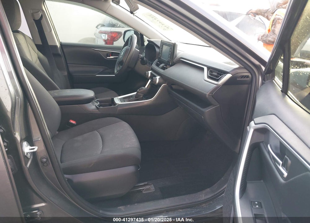 2019 TOYOTA RAV4 XLE VIN: JTMW1RFV5KD037040