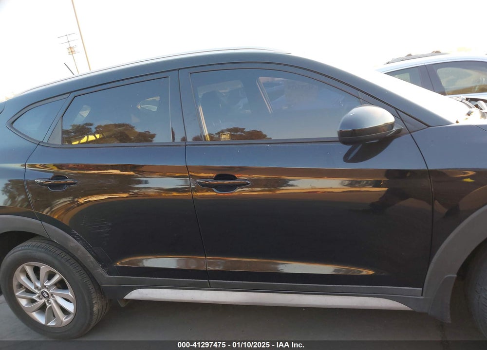 2017 HYUNDAI TUCSON SE VIN: KM8J33A43HU582710
