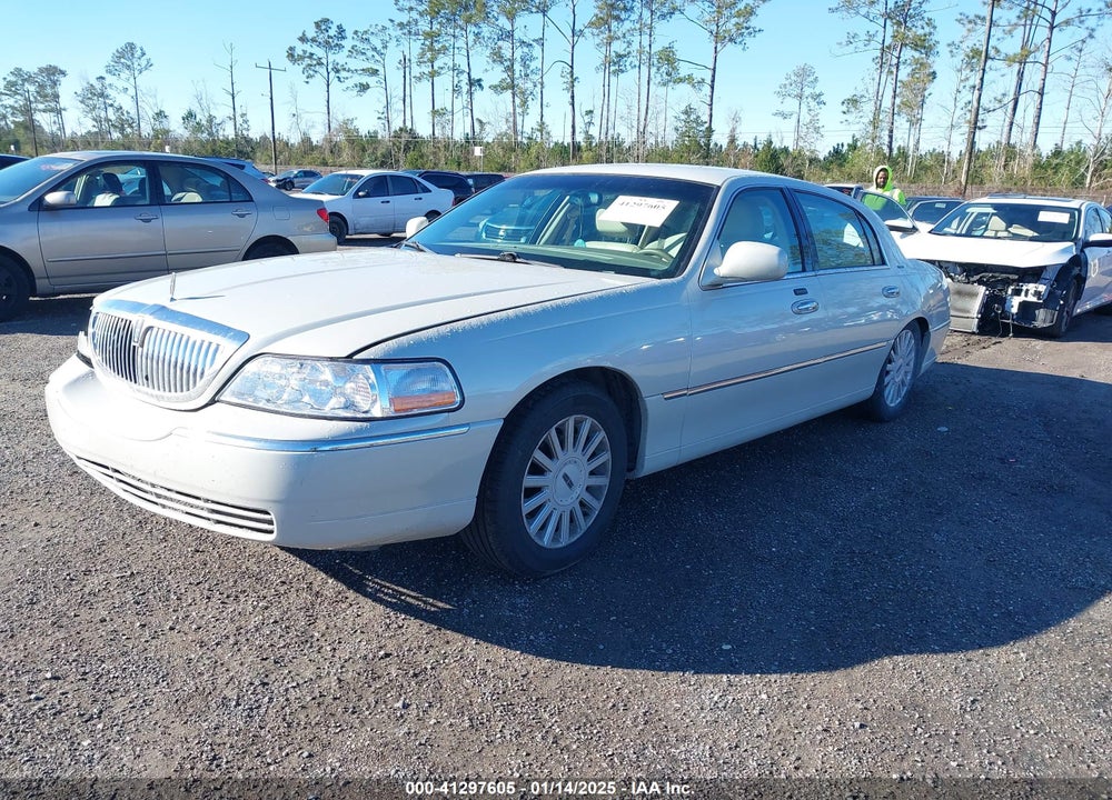 2005 LINCOLN TOWN CAR SIGNATURE VIN: 1LNHM81W95Y606216