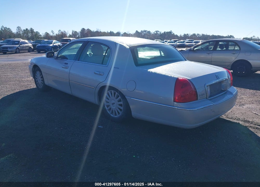 2005 LINCOLN TOWN CAR SIGNATURE VIN: 1LNHM81W95Y606216