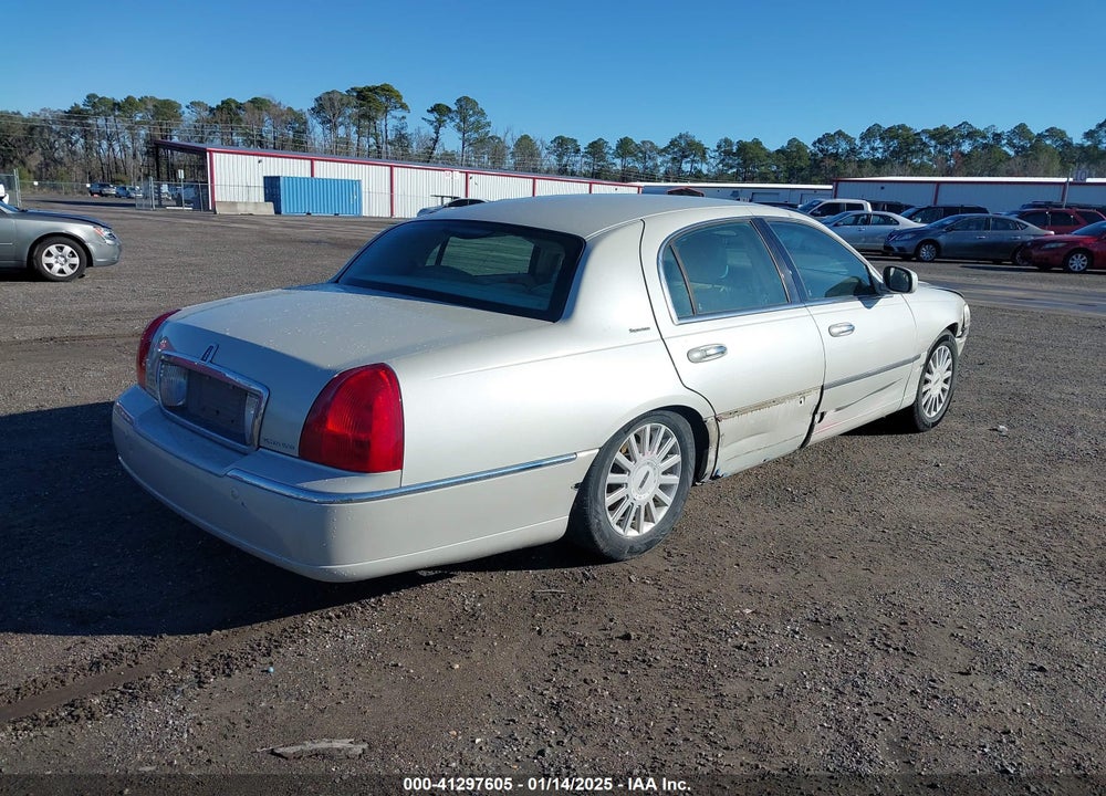 2005 LINCOLN TOWN CAR SIGNATURE VIN: 1LNHM81W95Y606216