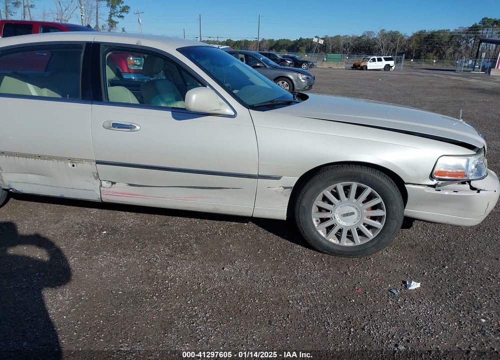 2005 LINCOLN TOWN CAR SIGNATURE VIN: 1LNHM81W95Y606216