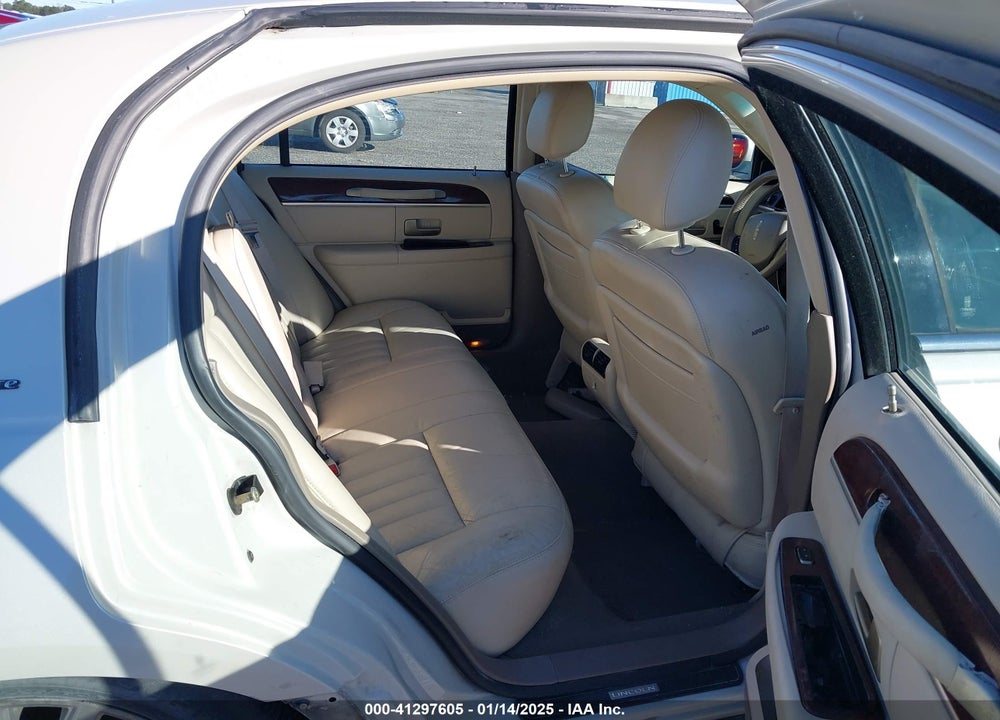2005 LINCOLN TOWN CAR SIGNATURE VIN: 1LNHM81W95Y606216
