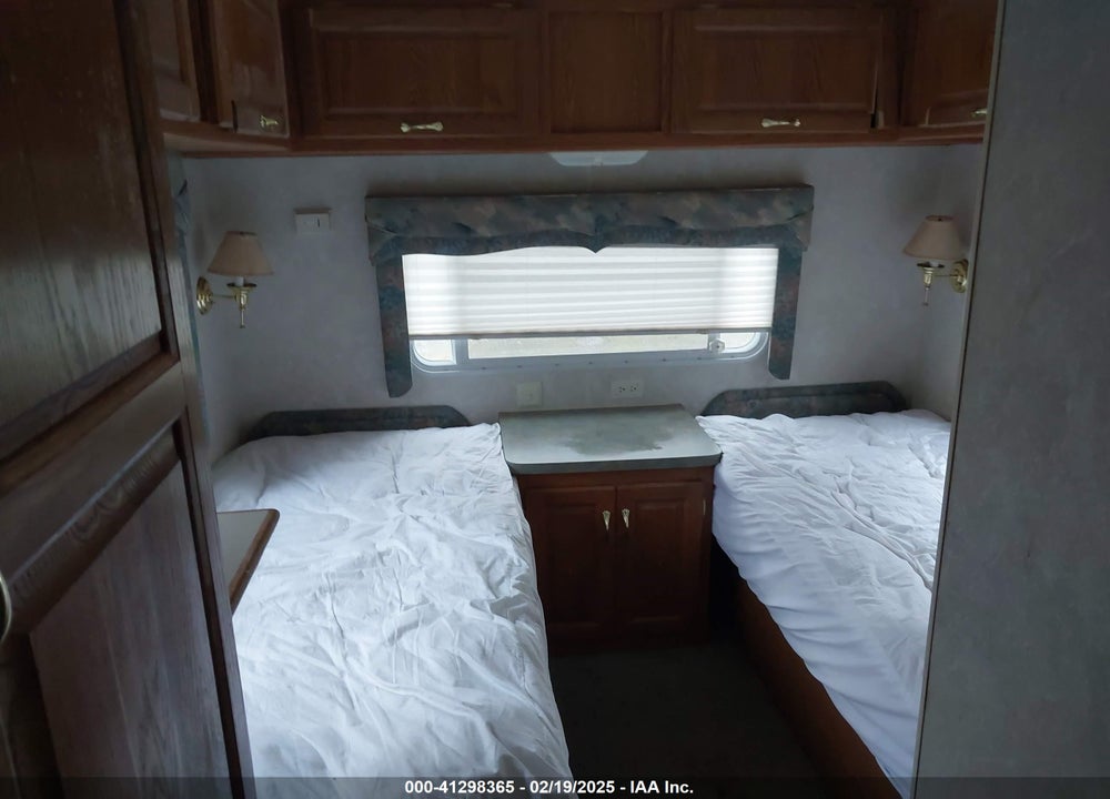 2000 HOLIDAY RAMBLER 26 SK VIN: 1KB181E22YE117516