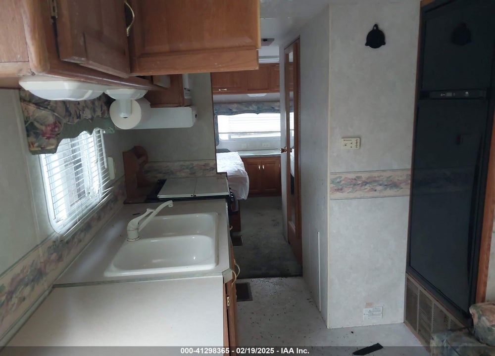 2000 HOLIDAY RAMBLER 26 SK VIN: 1KB181E22YE117516