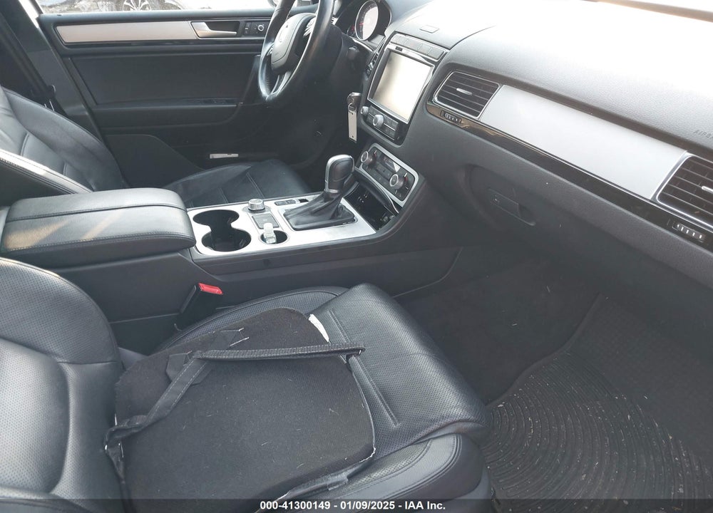 2017 VOLKSWAGEN TOUAREG VIN: WVGRF7BP6HD003848
