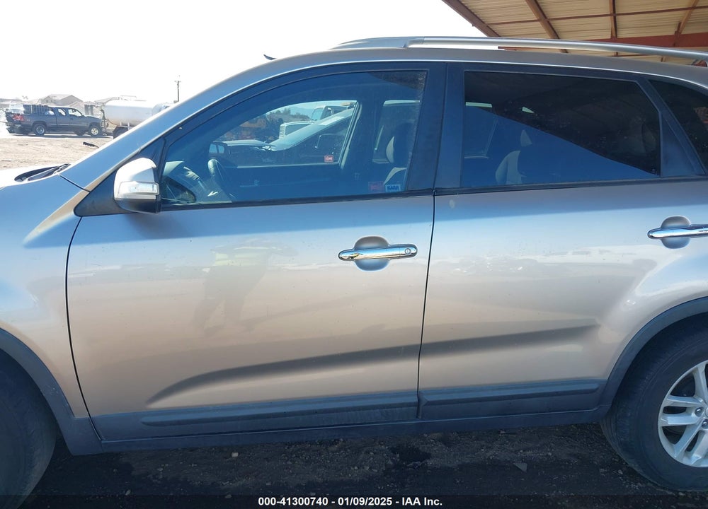 2014 KIA SORENTO LX VIN: 5XYKT3A63EG456189