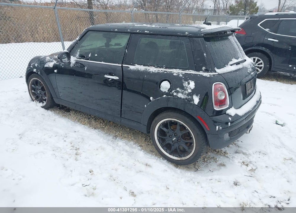 2010 MINI COOPER S VIN: WMWMF7C56ATZ71579