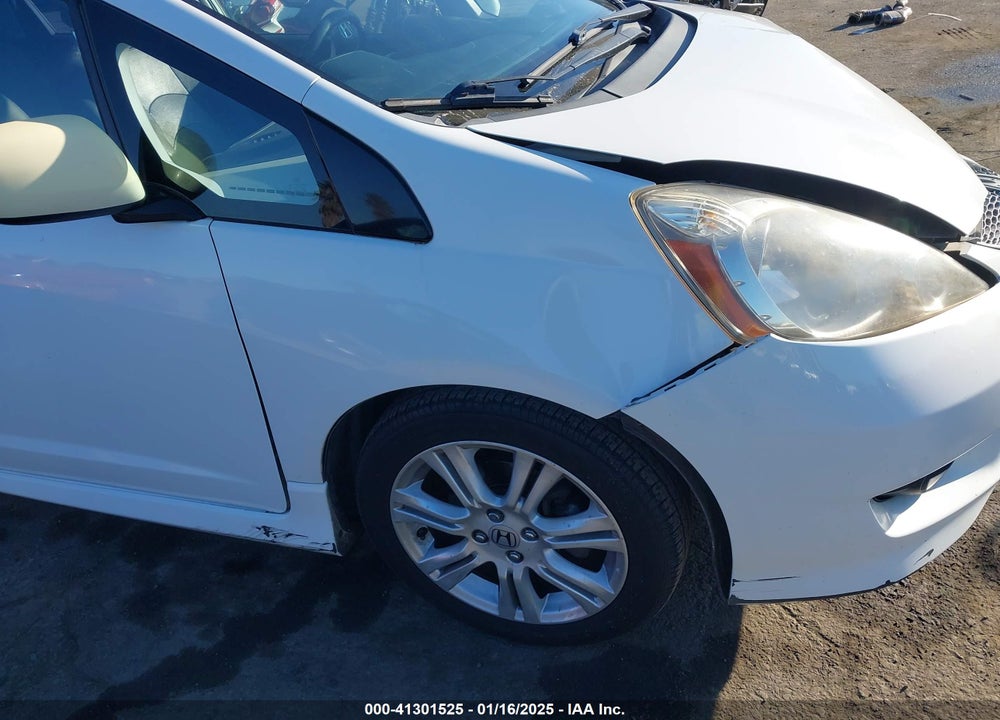 2011 HONDA FIT SPORT VIN: JHMGE8H50BS003310