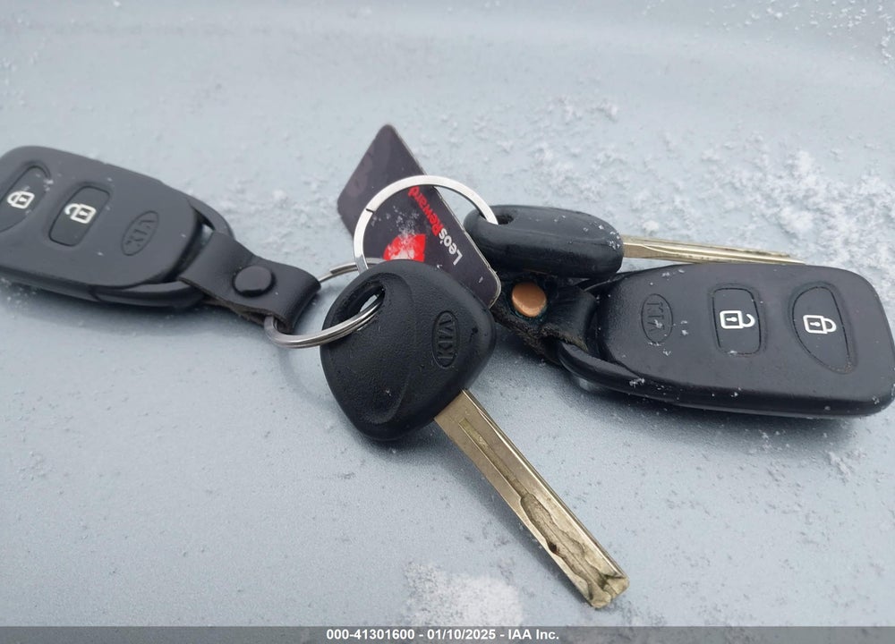 2011 KIA SORENTO LX VIN: 5XYKTCA18BG118223