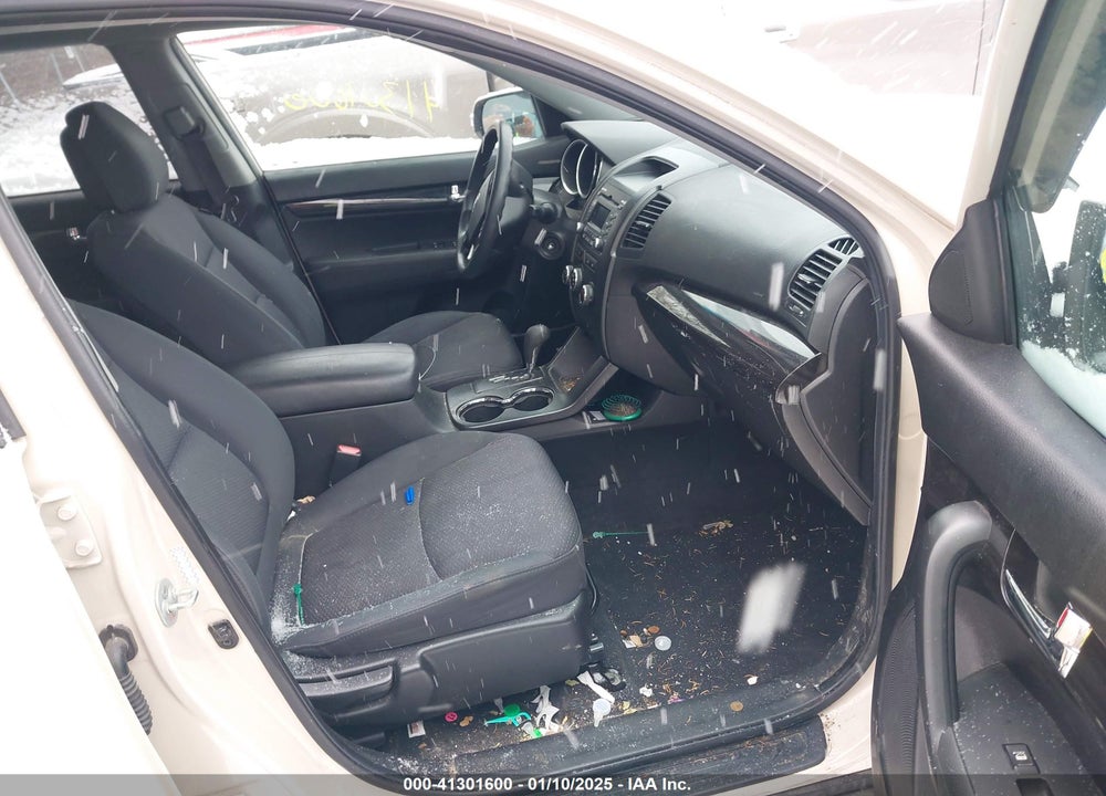 2011 KIA SORENTO LX VIN: 5XYKTCA18BG118223
