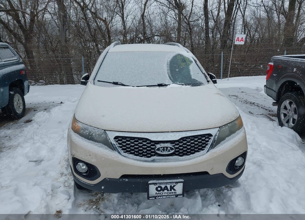 2011 KIA SORENTO LX VIN: 5XYKTCA18BG118223