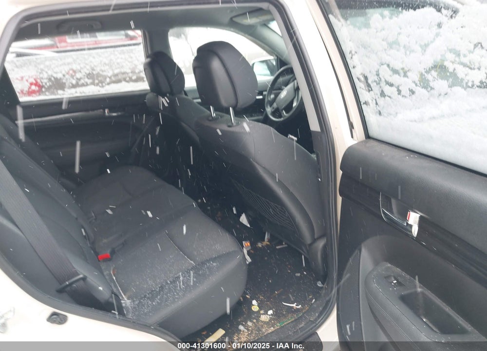 2011 KIA SORENTO LX VIN: 5XYKTCA18BG118223