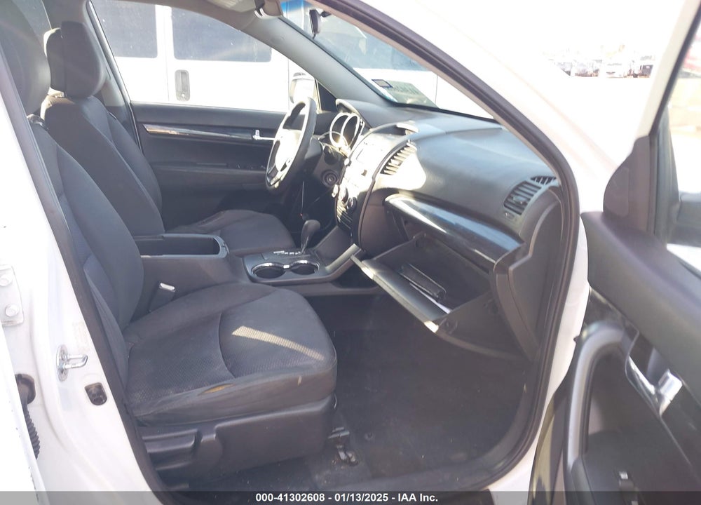 2011 KIA SORENTO LX V6 VIN: 5XYKTDA28BG163743