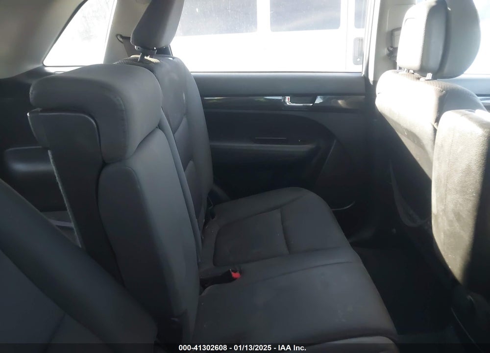 2011 KIA SORENTO LX V6 VIN: 5XYKTDA28BG163743