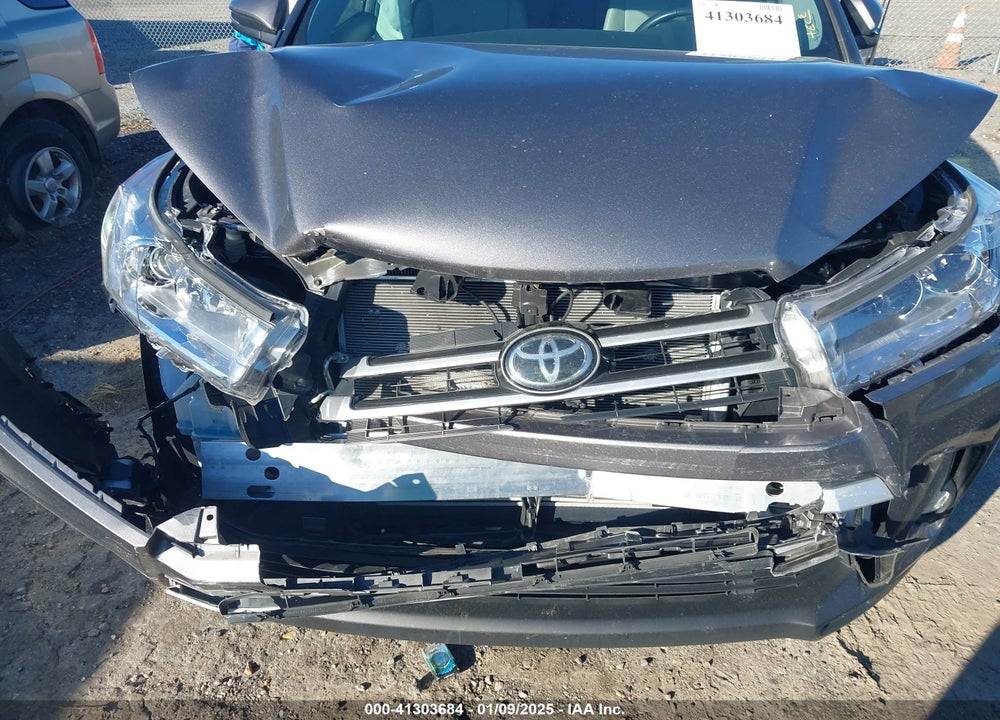 2019 TOYOTA HIGHLANDER XLE VIN: 5TDKZRFH2KS338158