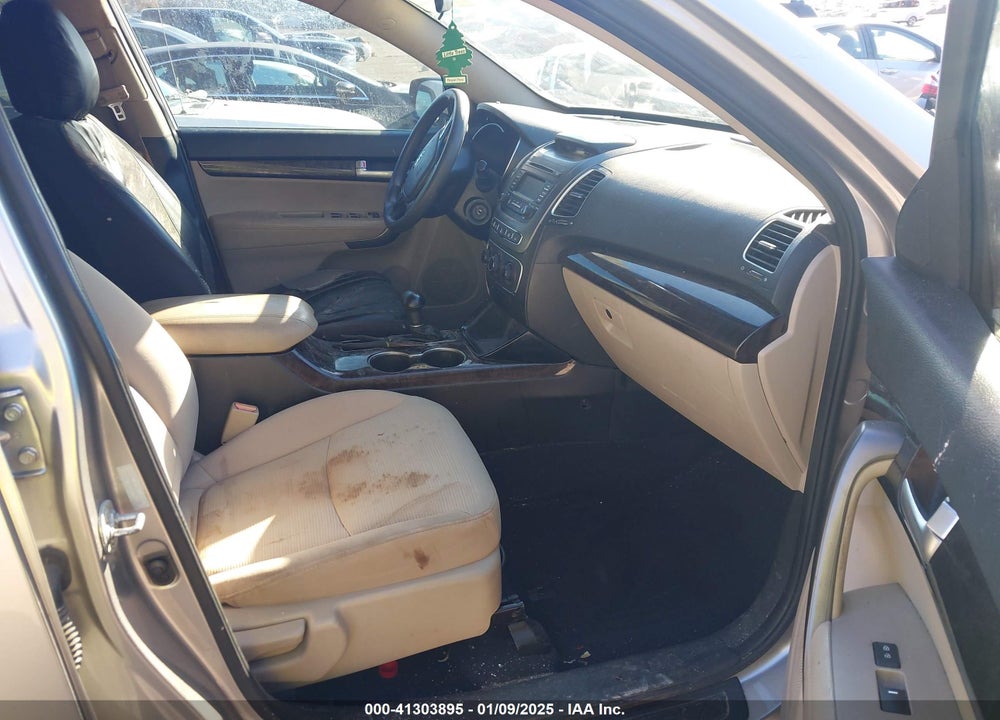 2014 KIA SORENTO LX VIN: 5XYKT3A66EG477120