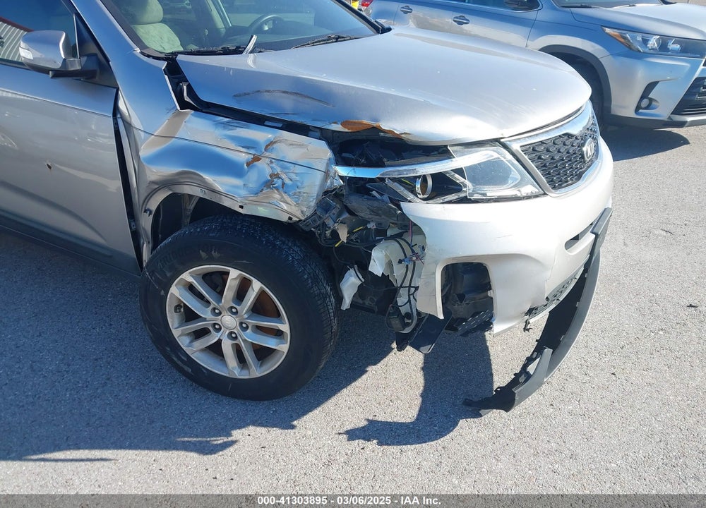 2014 KIA SORENTO LX VIN: 5XYKT3A66EG477120