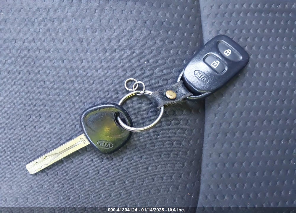 2011 KIA SORENTO LX VIN: 5XYKTCA13BG072977