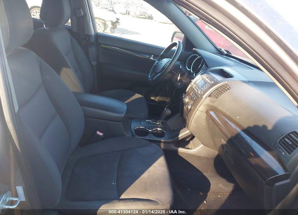 2011 KIA SORENTO LX VIN: 5XYKTCA13BG072977