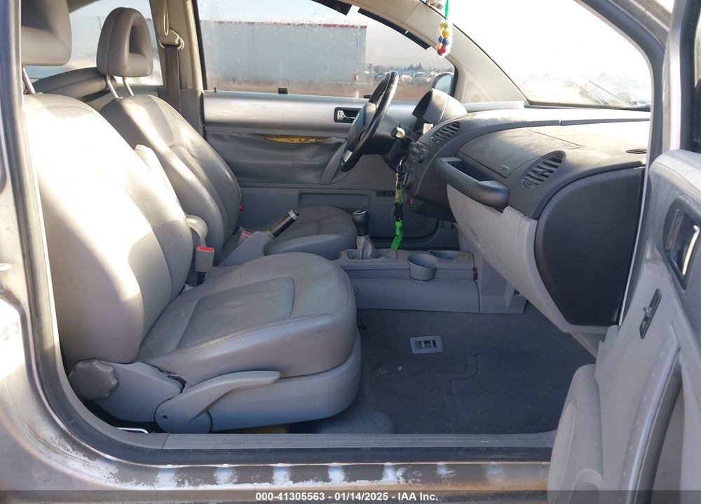 2001 VOLKSWAGEN NEW BEETLE GLX VIN: 3VWDD21C21M453705