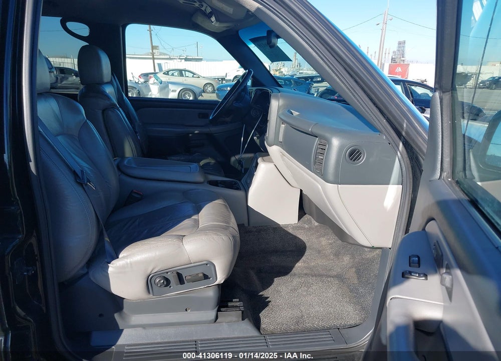2001 CHEVROLET TAHOE LT VIN: 1GNEC13T31R105998