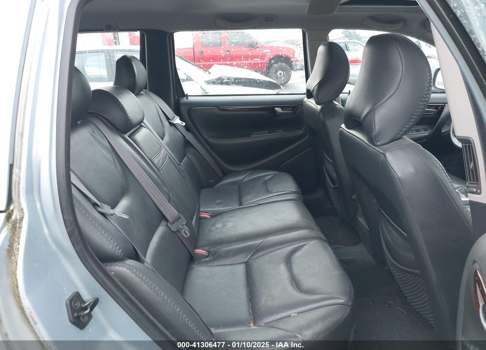 2001 VOLVO V70 XC VIN: YV1SZ58D711015183