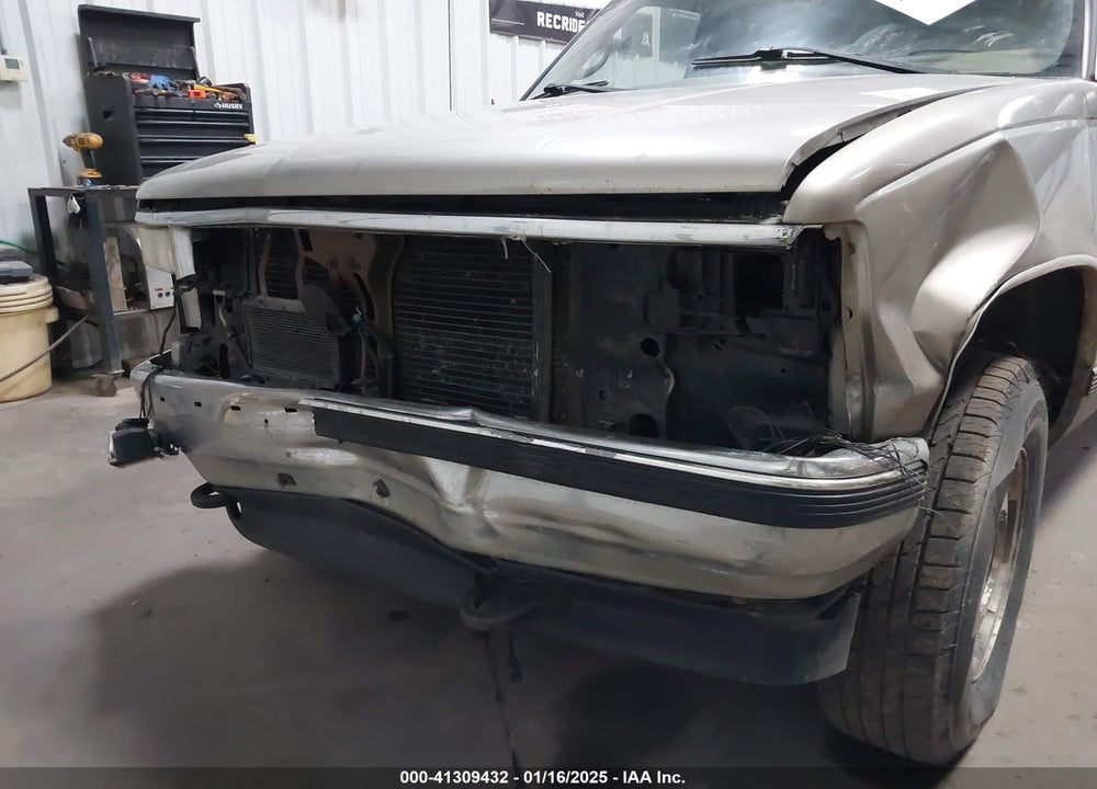 1999 CHEVROLET SUBURBAN 1500 LT VIN: 1GNFK16R0XJ576747