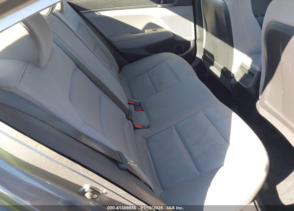 2017 HYUNDAI ELANTRA VIN: KMHD74LF9HU421381