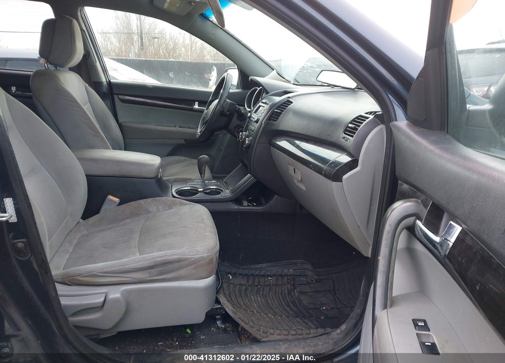 2011 KIA SORENTO LX VIN: 5XYKTCA19BG012718