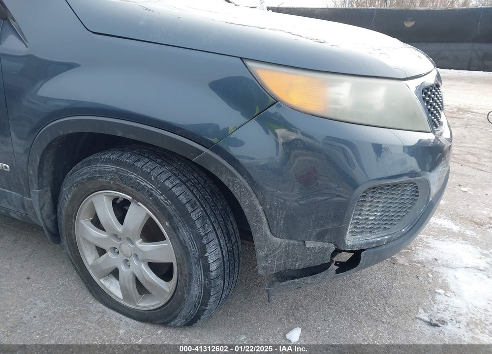 2011 KIA SORENTO LX VIN: 5XYKTCA19BG012718