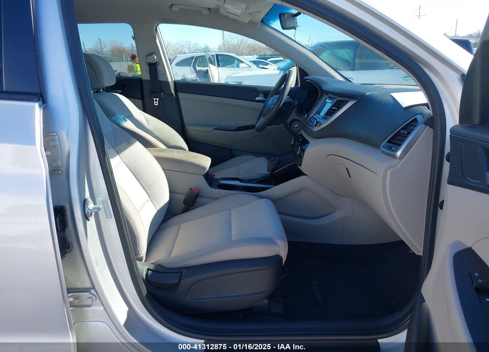 2017 HYUNDAI TUCSON SE VIN: KM8J33A44HU567715