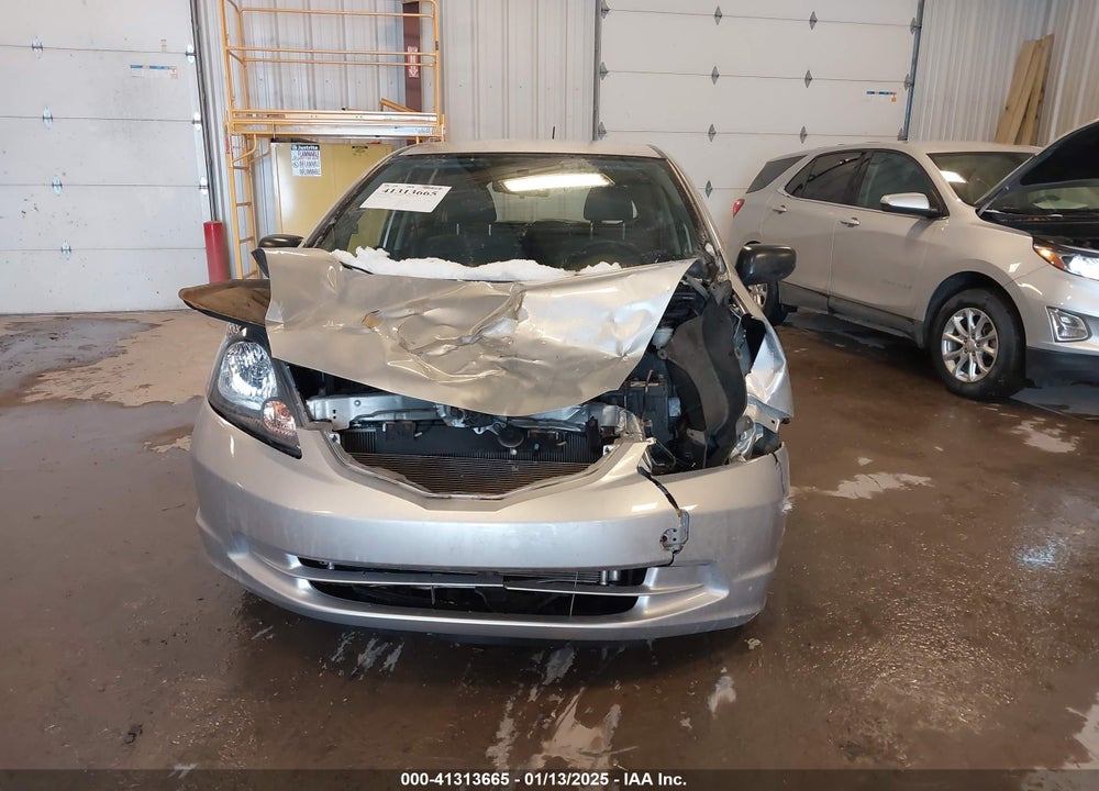2011 HONDA FIT VIN: JHMGE8H39BS009752