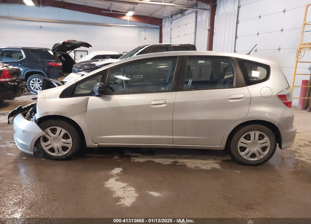 2011 HONDA FIT VIN: JHMGE8H39BS009752
