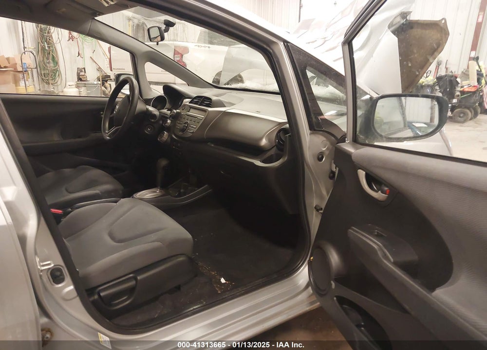 2011 HONDA FIT VIN: JHMGE8H39BS009752