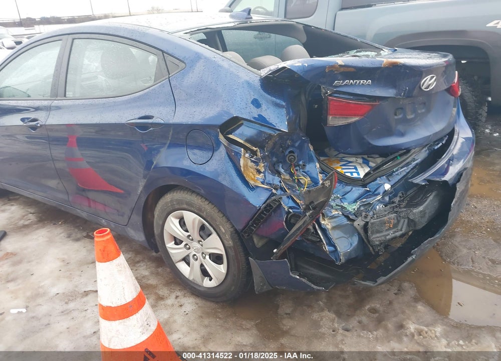 2016 HYUNDAI ELANTRA VIN: 5NPDH4AE6GH719004