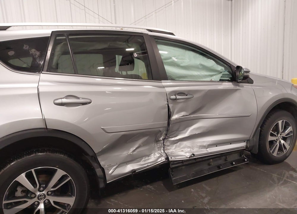 2016 TOYOTA RAV4 XLE VIN: 2T3RFREV8GW493088