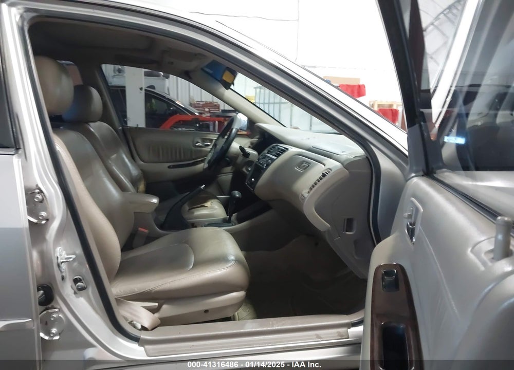 1998 HONDA ACCORD EX V6 VIN: 1HGCG1650WA033747