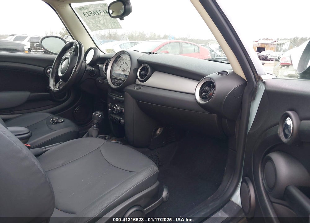 2011 MINI COOPER CLUBMAN VIN: WMWZF3C51BT187925