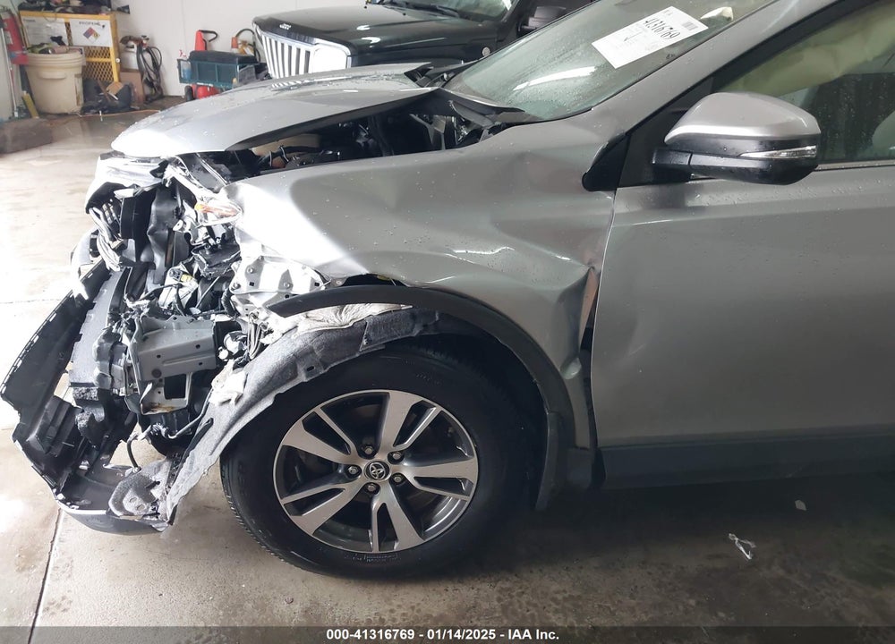 2018 TOYOTA RAV4 ADVENTURE/XLE VIN: JTMRFREV0JJ205313