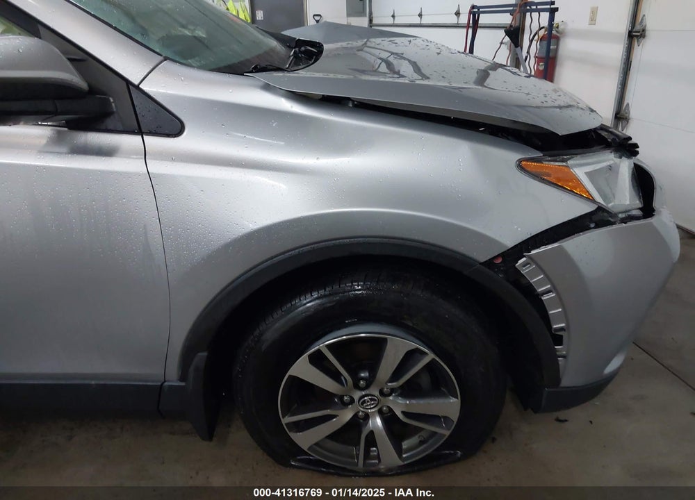 2018 TOYOTA RAV4 ADVENTURE/XLE VIN: JTMRFREV0JJ205313