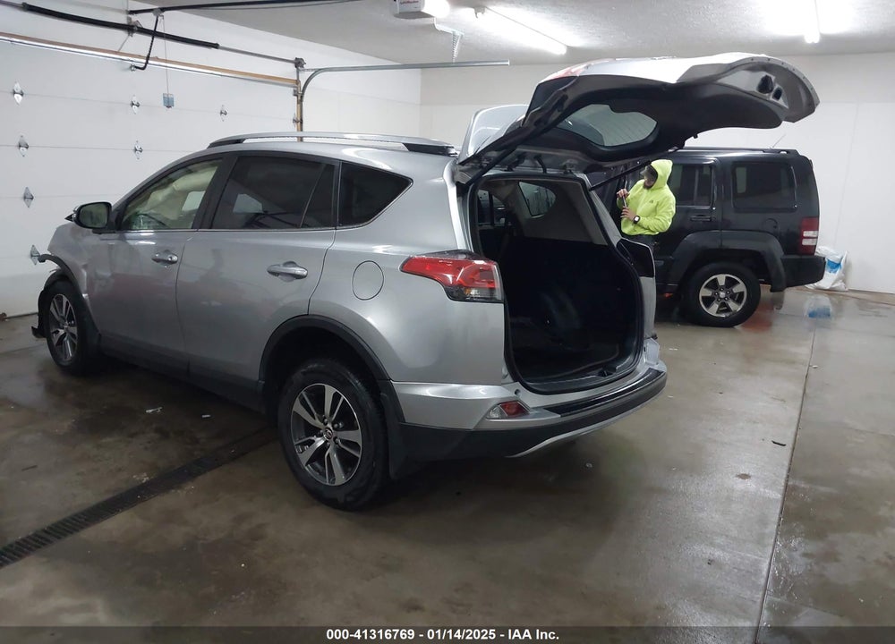 2018 TOYOTA RAV4 ADVENTURE/XLE VIN: JTMRFREV0JJ205313