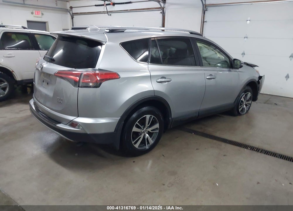 2018 TOYOTA RAV4 ADVENTURE/XLE VIN: JTMRFREV0JJ205313