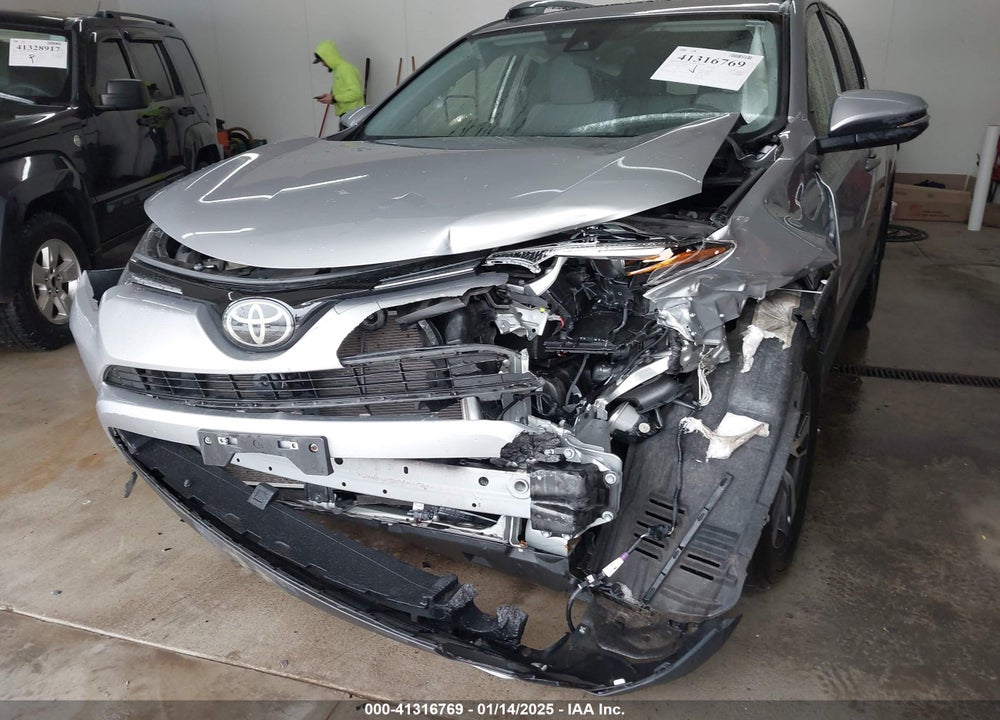 2018 TOYOTA RAV4 ADVENTURE/XLE VIN: JTMRFREV0JJ205313