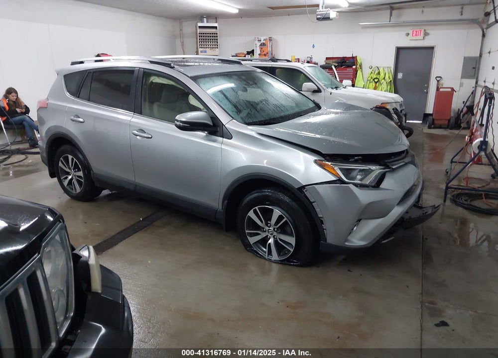 2018 TOYOTA RAV4 ADVENTURE/XLE VIN: JTMRFREV0JJ205313
